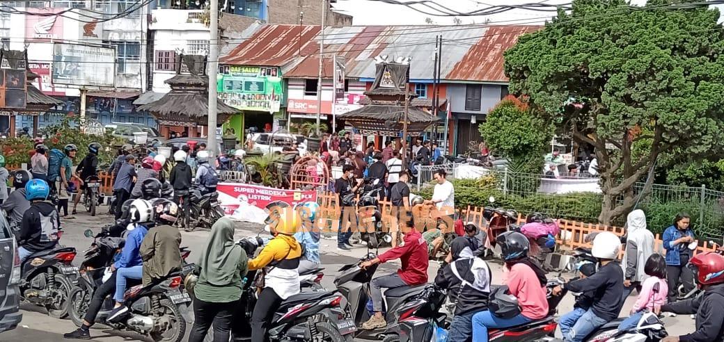 Foto: suasana wisatawan lokal di Kota Berastagi, Selasa (17/08/2021), Sibayak News